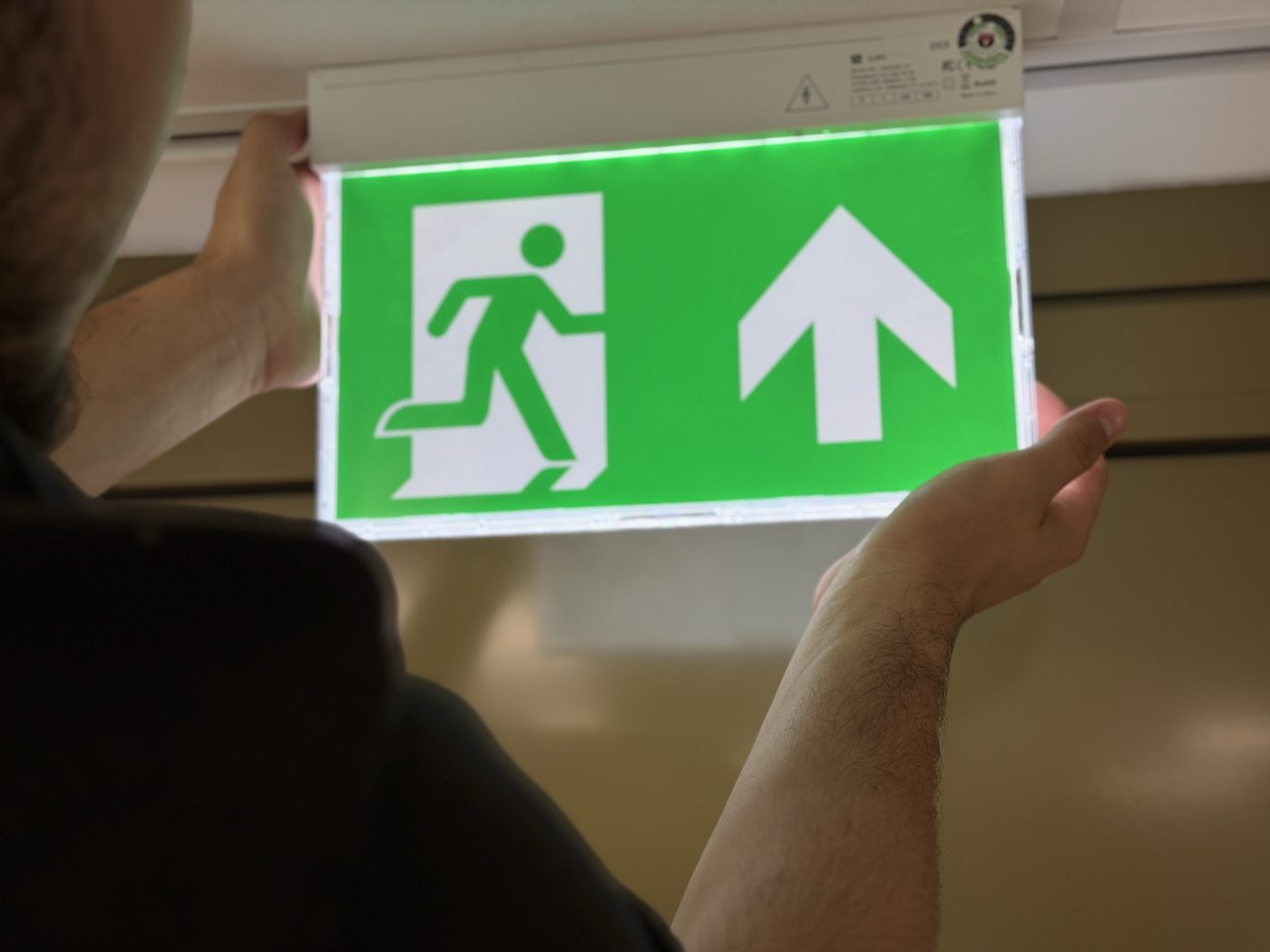 Montage van noodverlichting