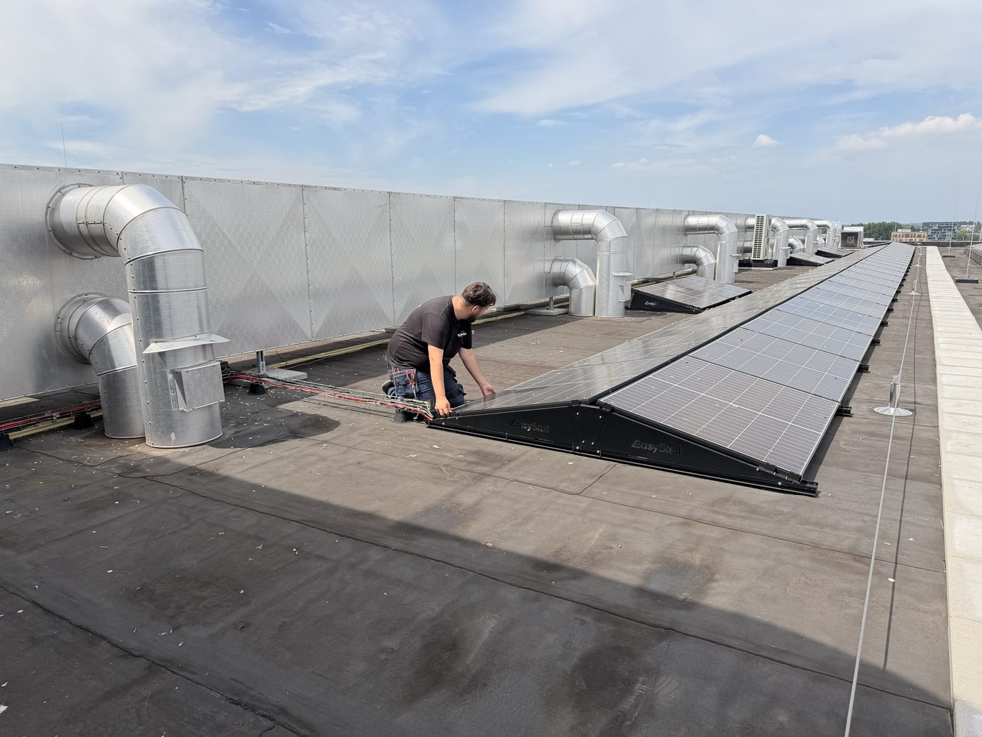 Zonnepanelen op een bedrijfsdak
