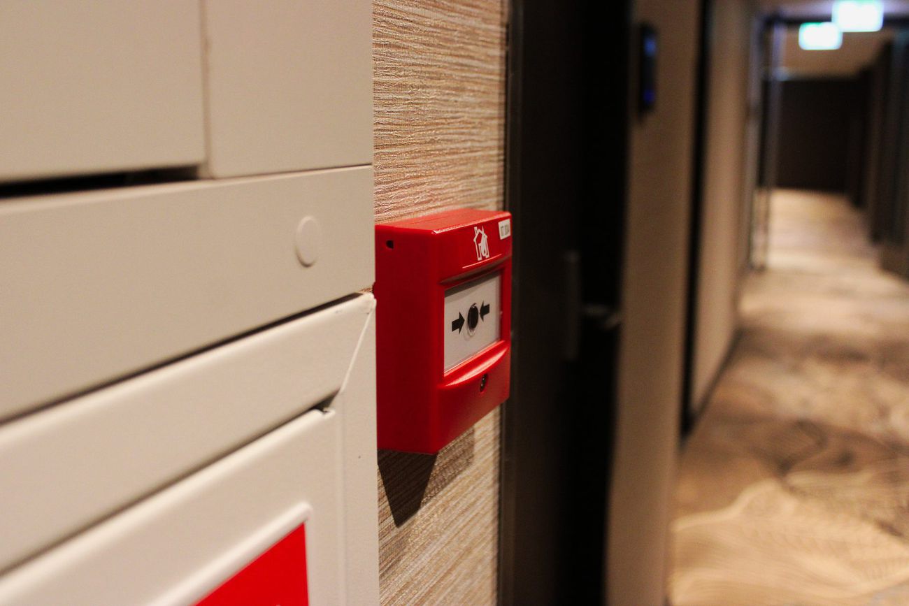Handbrandmelder in een gebouw