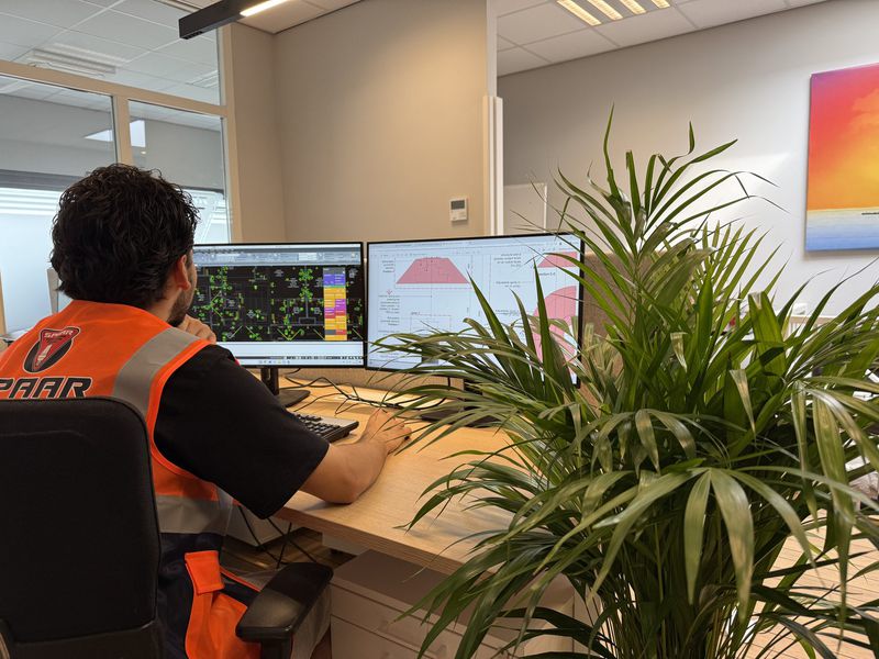 Bouwtekening bekijken op de bouwplaats