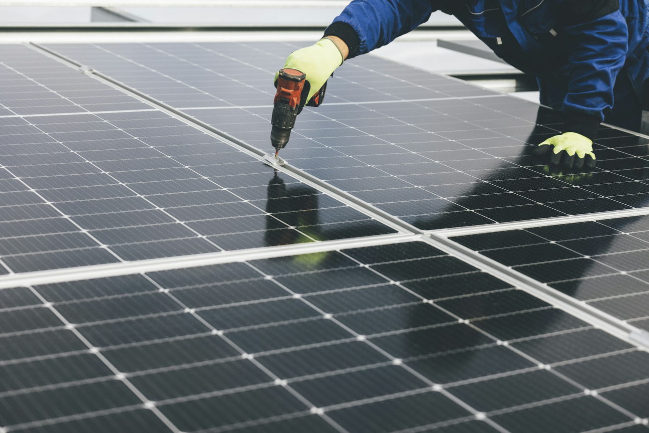 Monteur installeert zonnepanelen