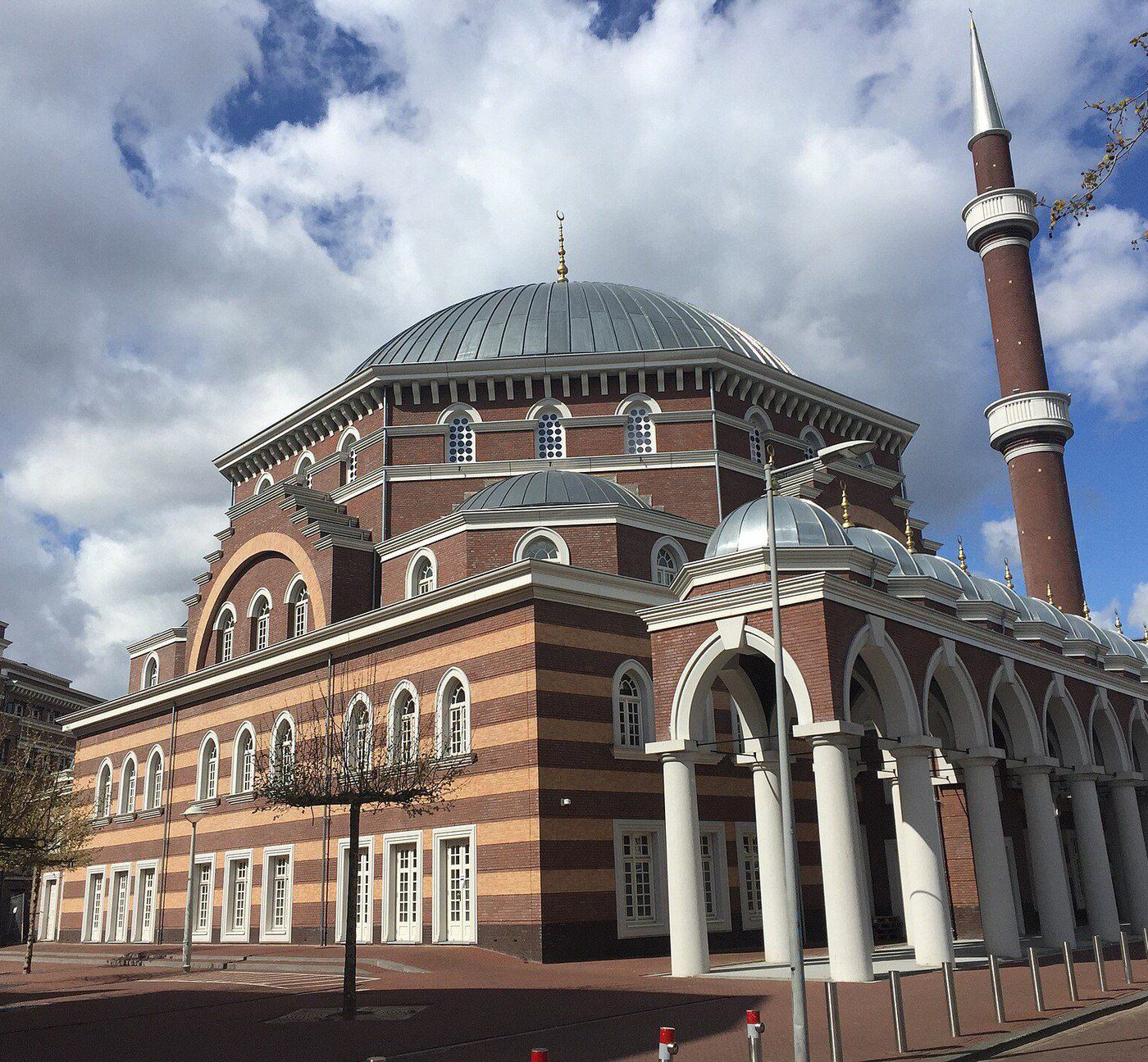 Westermoskee Amsterdam - de moskee gezien vanaf het plein
