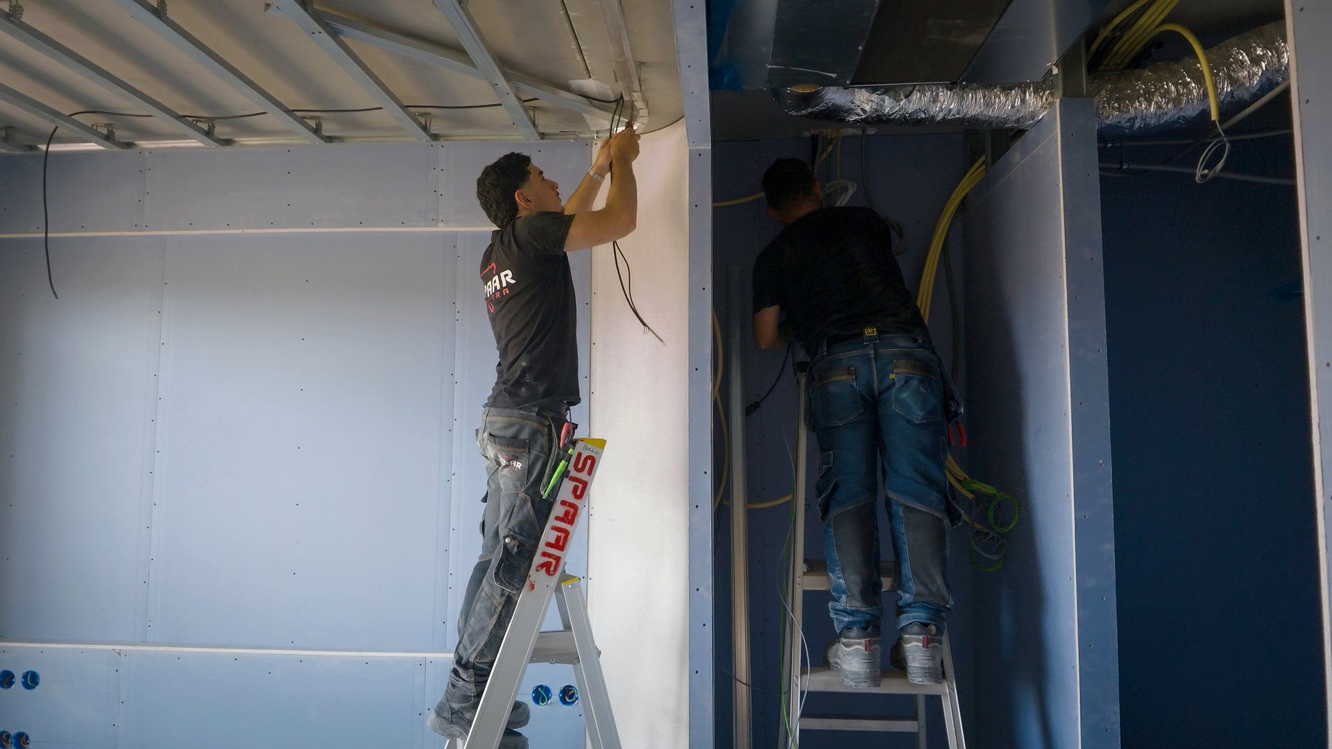 Monteurs aan het werk op een project